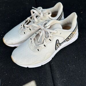 Nike Legend Essential 2 Premium